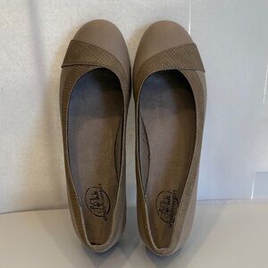 Life Stride Simply Comfort Azalea NWOT Cushioned Tan Flat Shoes 10 M